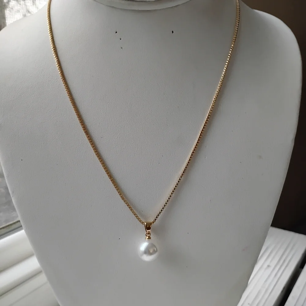 Elegant Gold Pearl Pendant Necklace - Picture 3 of 5